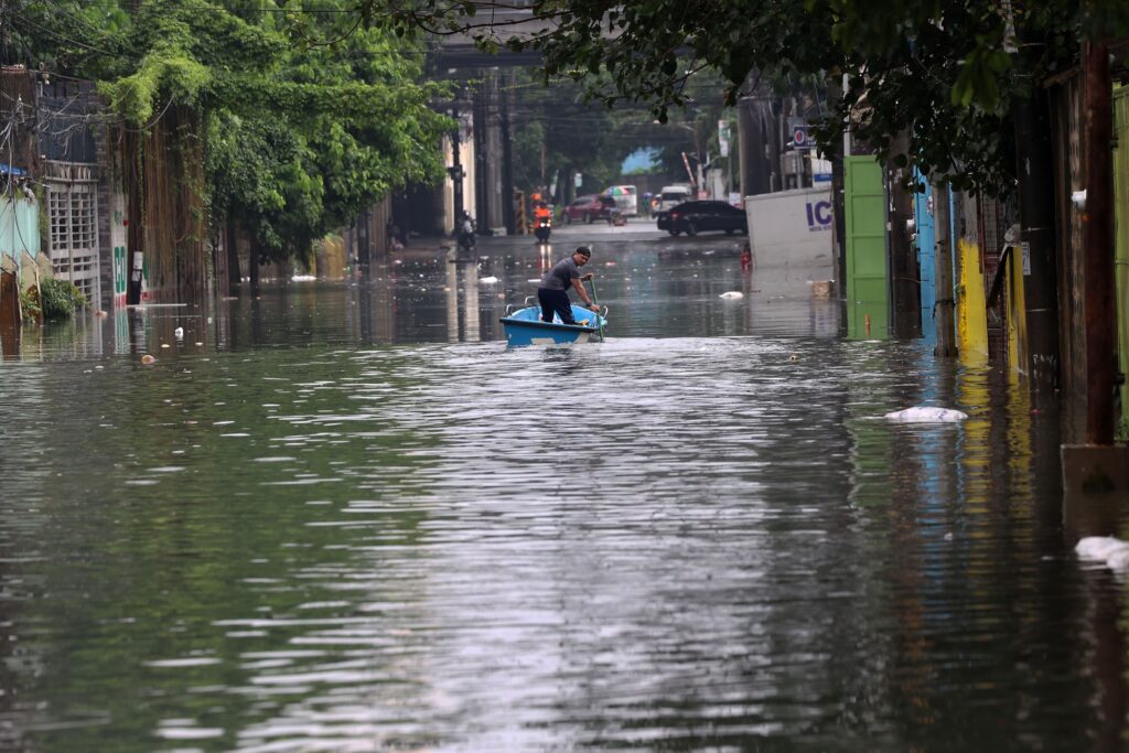 An image of Retiro Street flooded due to the southwest monsoon or habagat. Source: @philstarnews